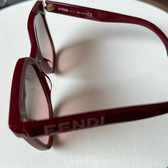 FENDI FE40007I Sunglasses Burgundy Embossed Temples Gradient 2 tone lenses New - Picture 15 of 16
